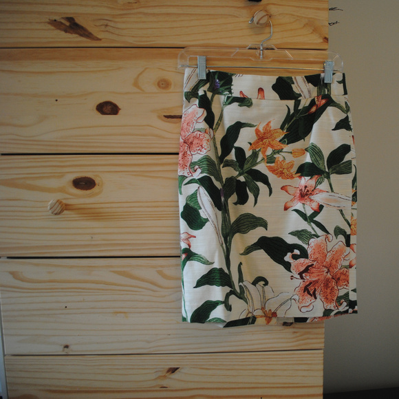 Ann Taylor Dresses & Skirts - Ann Taylor petite floral pattern pencil skirt
